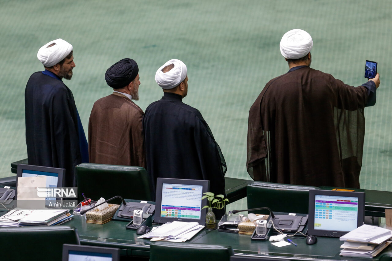 عکس سلفی چهار روحانی در مجلس