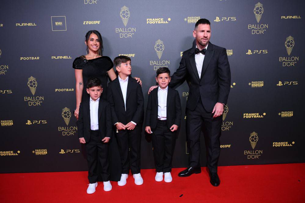 مسی و خانواده اش در مراسم توپ طلا