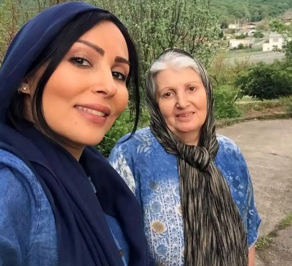 عکس خانوادگی پرستو صالحی و مادرش