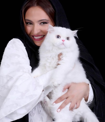 عکس گلاره عباسی با گربه سفید عکس گلاره عباسی با گربه سفید