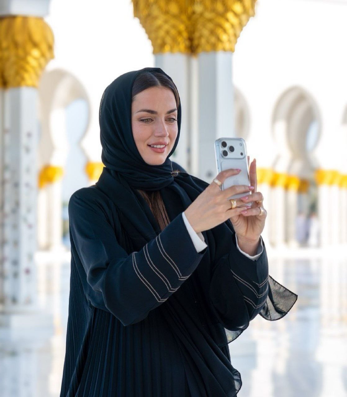 آنا د آرماس با حجاب