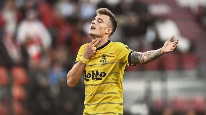 آغاز فعالیت حرفه‌ای دنیس اکرت در فوتبال