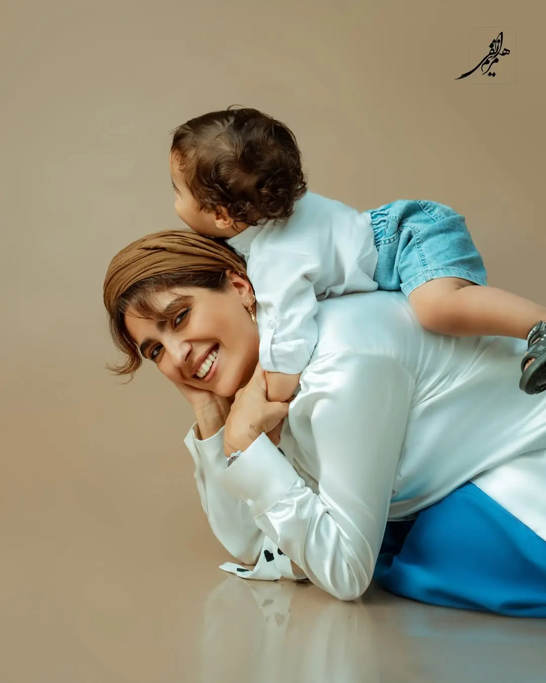 عکس مونا کرمی و پسرش